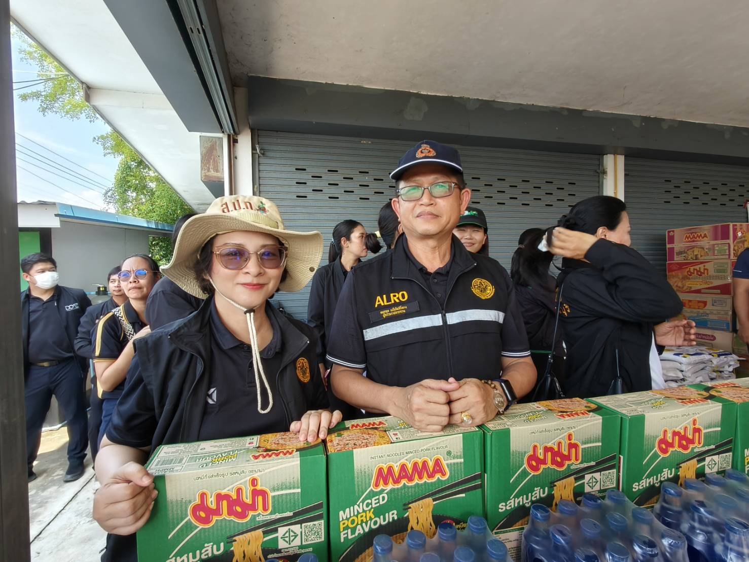 title - ส.ป.ก. ร่วมติดตาม รมช.กษ. (นางสาวปิยะรัฐชย์ ติยะไพรัช) และคณะ ลงพื้นที่ติดตามสถานการณ์อุทกภัยในพื้นที่จังหวัดสุพรรณบุรี พร้อมมอบถุงยังชีพช่วยเหลือประชาชนผู้ประสบภัย